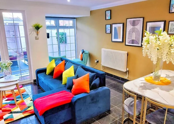Charming 3-Bedroom House With Garden In Portsmouth, Close Parking, Train Station & Gunwharf